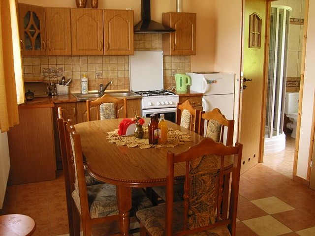 Wnętrze domku w Bieszczadach - salon z kominkiem